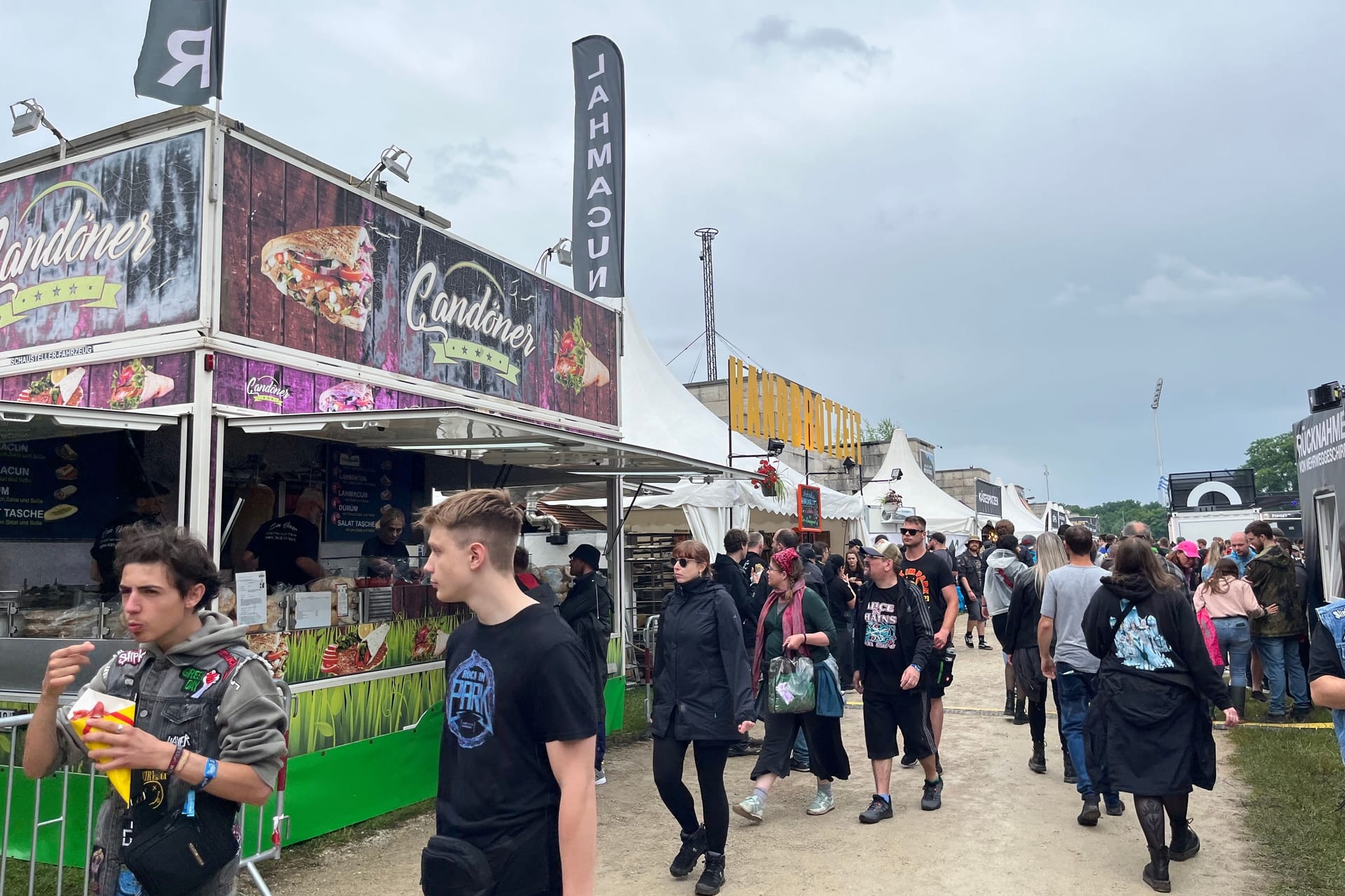 Essensstände gibt es viele bei Rock im Park: Bei einigen sind die Preise deutlich gestiegen. Essensstände gibt es viele bei Rock im Park: Bei einigen sind die Preise deutlich gestiegen.