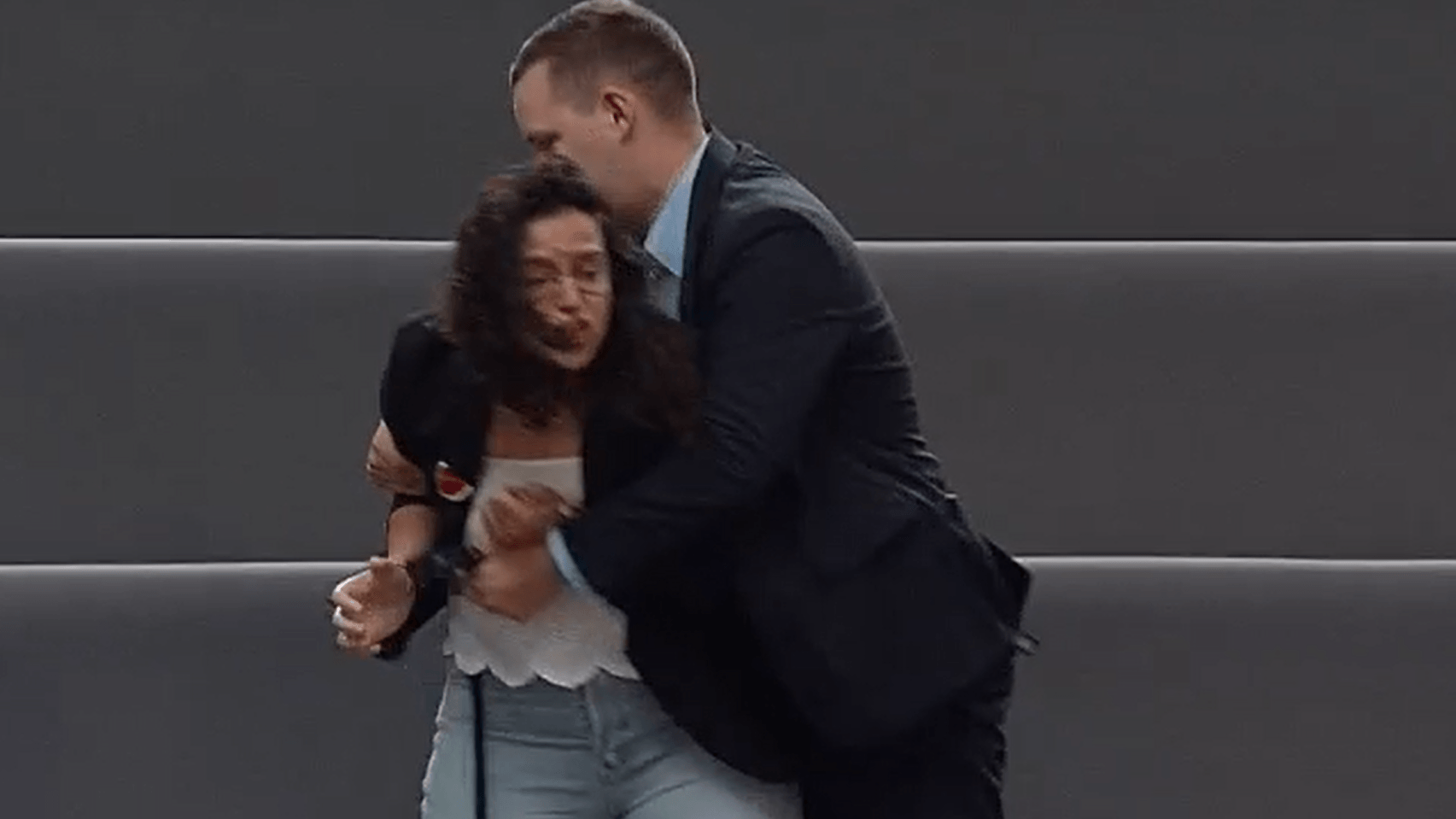 Eine pro-palästinensische Demonstrantin wird aus dem Bundestag geworfen: Die Frau störte die Regierungsbefragung von Außenminister Wadephul.