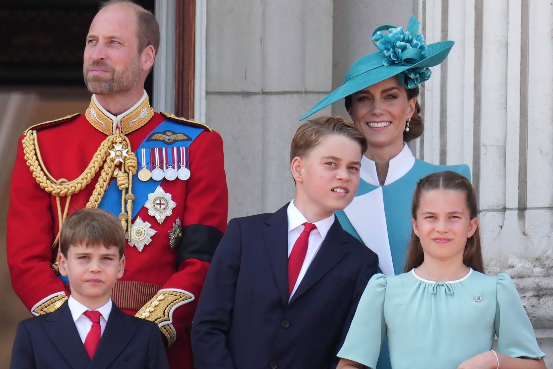 Wohin geht es, fragt sich Prinz George im Kreis seiner Royal Family: Hinter ihm seine Mutter Kate und sein Vater William.