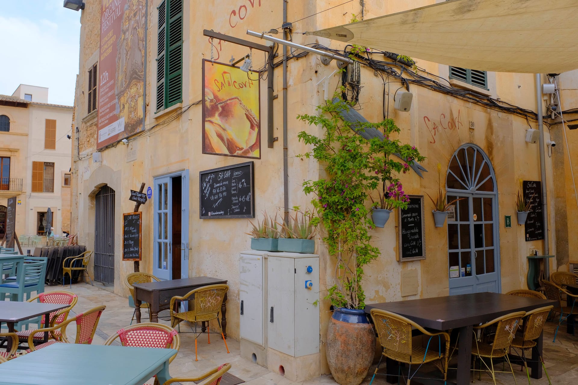 Die Bar "Sa Cova" von Schauspieler Uwe Ochsenknecht im Ort Santanyí auf Mallorca.