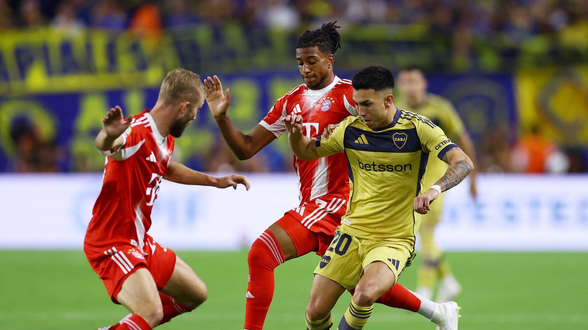 Boca Juniors' Alan Velasco gegen Bayern Münchens Michael Olise.