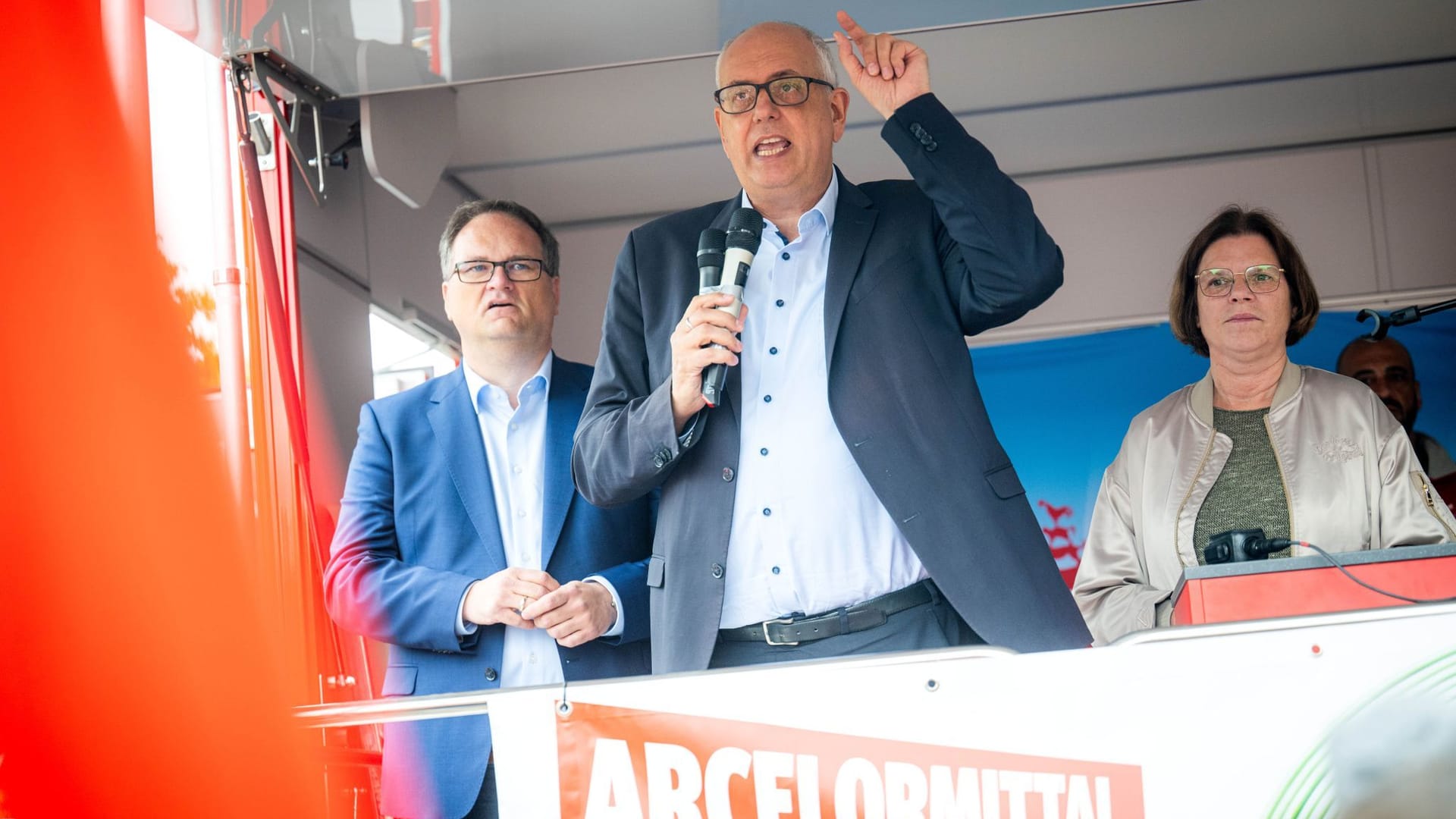 Bürgermeister Andreas Bovenschulte (Mitte), Wirtschaftssenatorin Kristina Vogt und Finanzsenator Björn Fecker bei der Demo in Bremen.