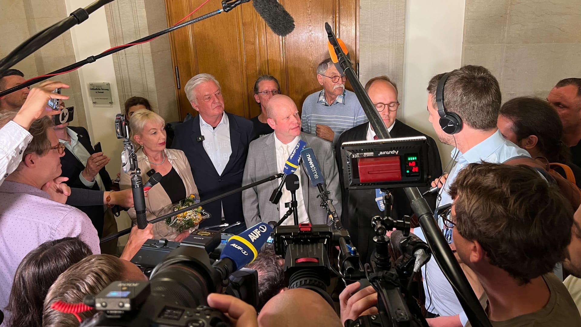 Das Ehepaar Elsässer und die Anwälte Ulrich Vosgerau sowie Laurens Nothdurft äußern sich nach dem Gerichtsurteil.