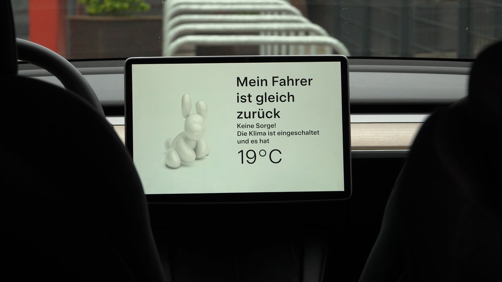 Hundemodus im Auto: Der Bildschirm informiert über aktive Klimaanlage und Temperatur.