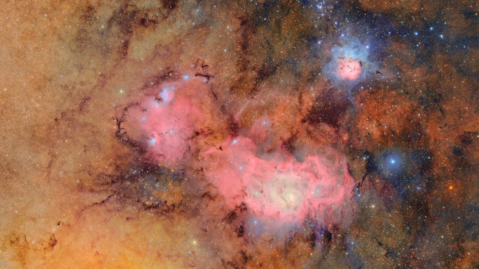 Das Bild zeigt den Trifidnebel und Lagunennebel. Für die Aufnahme wurden Hunderte Fotos der Kamera des "Vera C. Rubin-Observatoriums" zusammengefügt.