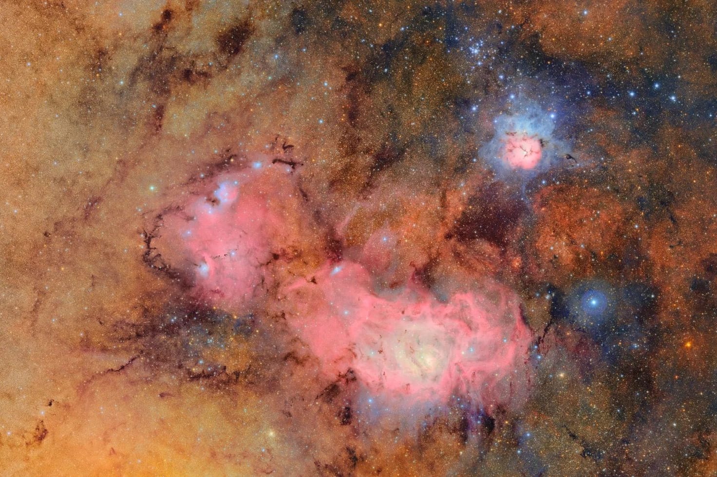 Das Bild zeigt den Trifidnebel und Lagunennebel. Für die Aufnahme wurden Hunderte Fotos der Kamera des "Vera C. Rubin-Observatoriums" zusammengefügt.
