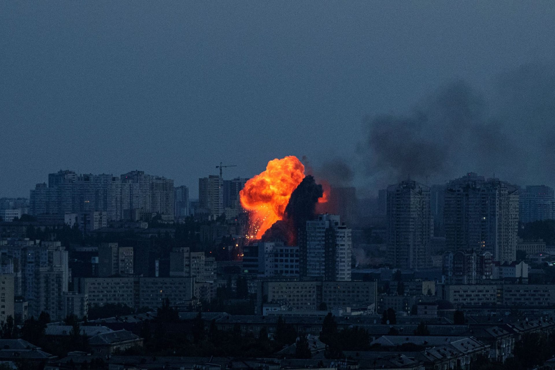 Explosion nach russischem Luftangriff auf Kiew, Ukraine.