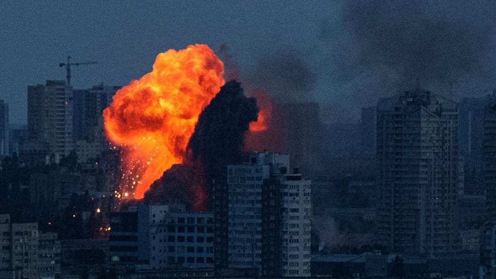 Explosion nach russischem Luftangriff auf Kiew, Ukraine.