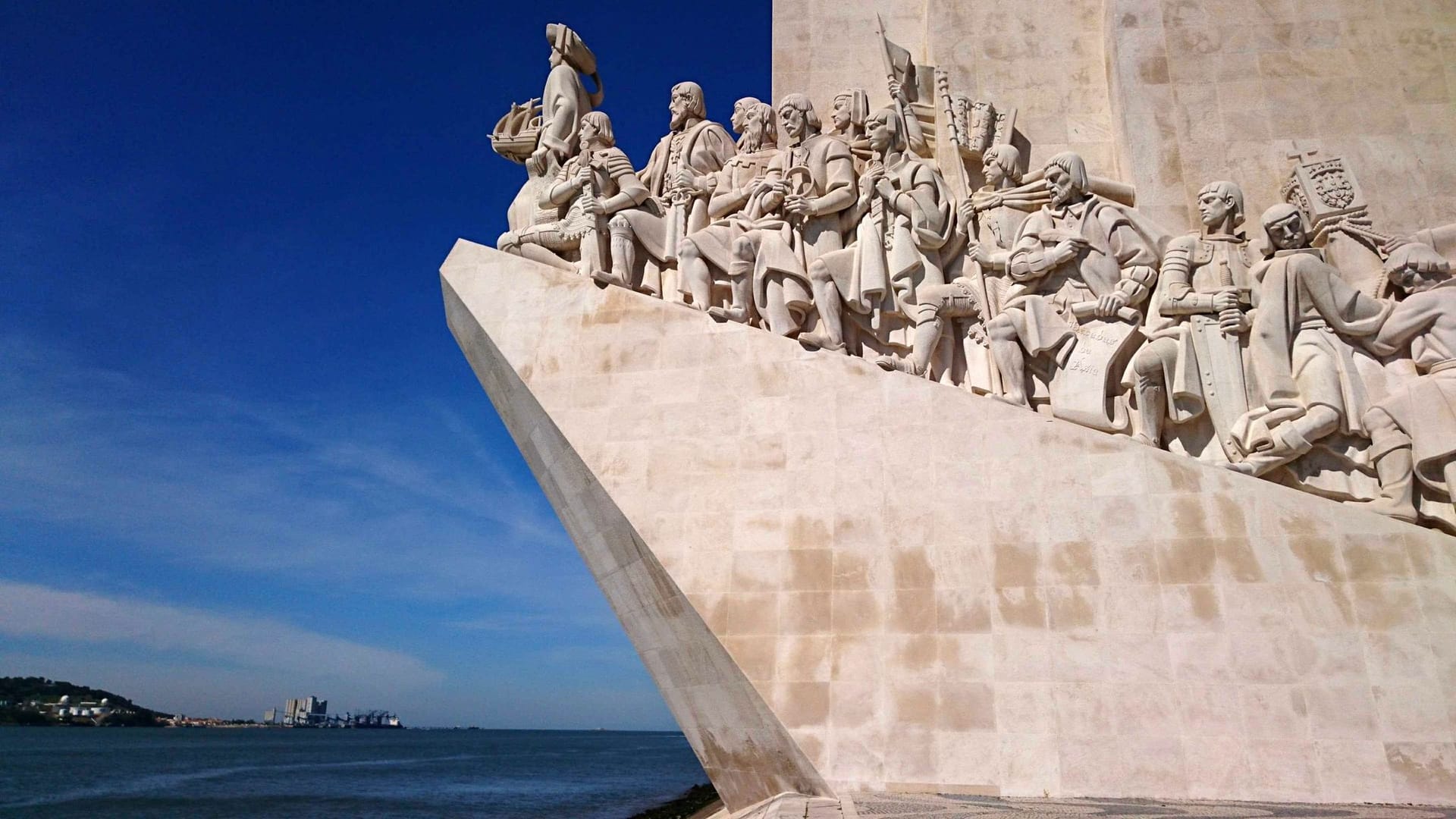 Der Fluss Tejo mit dem Denkmal der Entdeckungen. Der Fluss Tejo mit dem Denkmal der Entdeckungen.