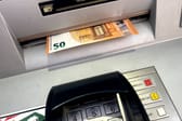 Geld im Geldautomaten vergessen – das können Sie tun