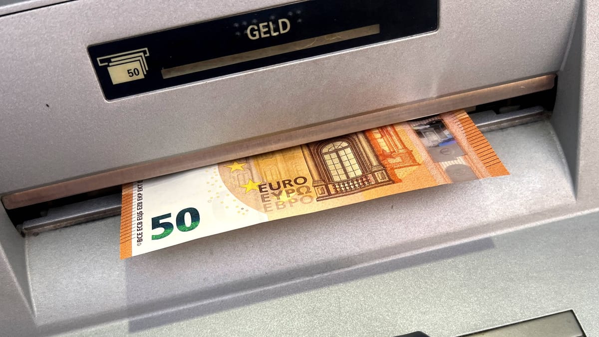 Geld-im-Geldautomaten-vergessen-Das-sollten-Sie-jetzt-tun