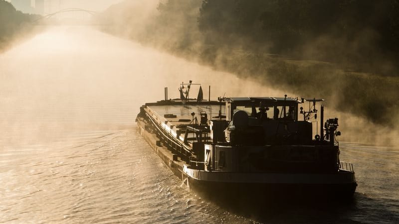 Nebelschwaden im Licht der aufgehenden Sonne liegen über dem Mittellandkanal (Archivbild): Zwei Schiffe sind am Freitag kollidiert. Nebelschwaden im Licht der aufgehenden Sonne liegen über dem Mittellandkanal (Archivbild): Zwei Schiffe sind am Freitag kollidiert.