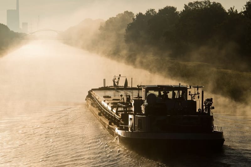 Nebelschwaden im Licht der aufgehenden Sonne liegen über dem Mittellandkanal (Archivbild): Zwei Schiffe sind am Freitag kollidiert.
