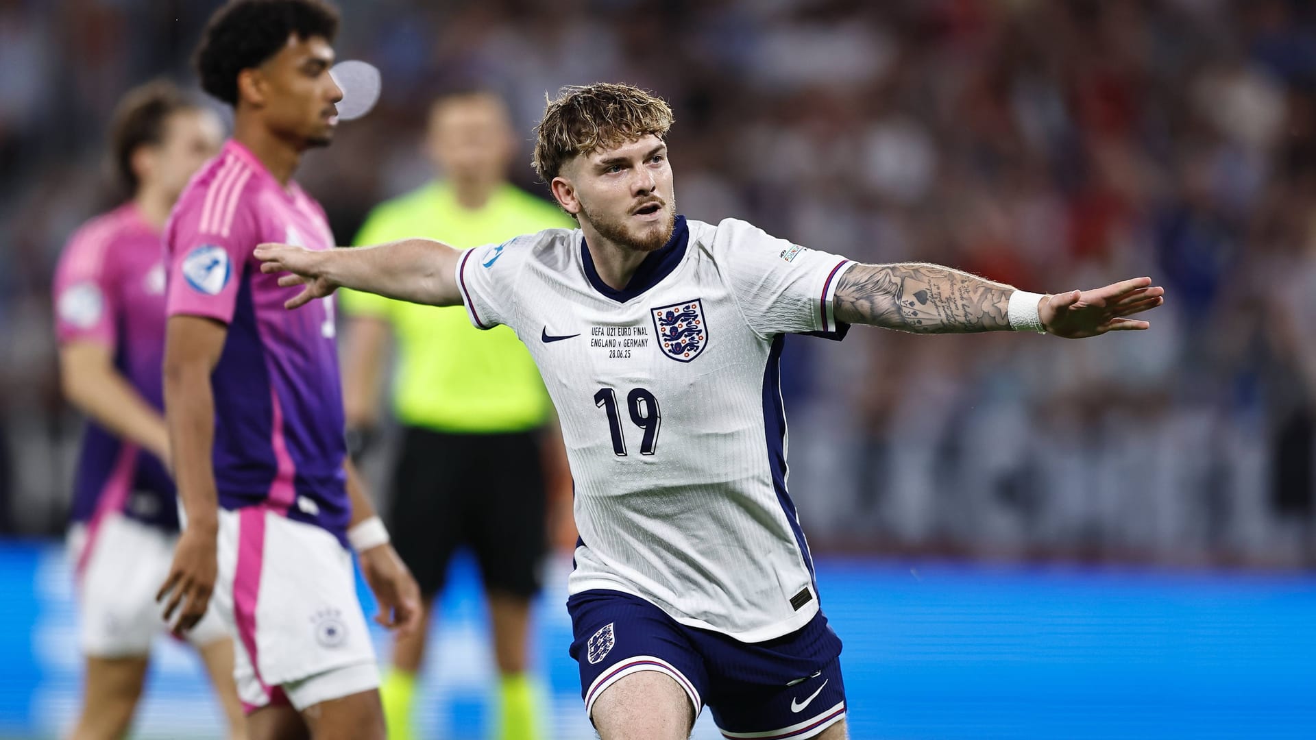 Harvey Elliott feiert sein Tor zur Führung.