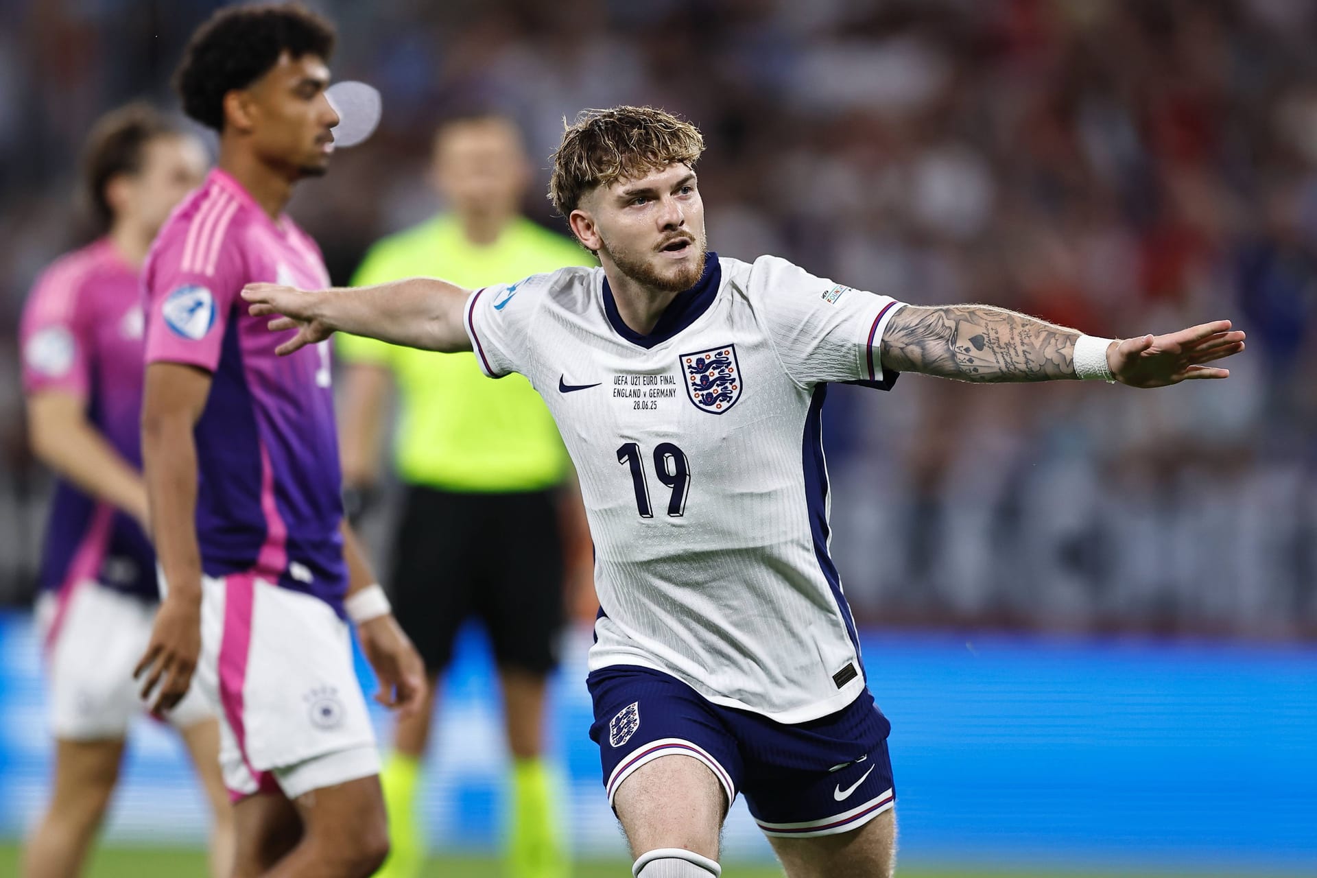 Harvey Elliott feiert sein Tor zur Führung.
