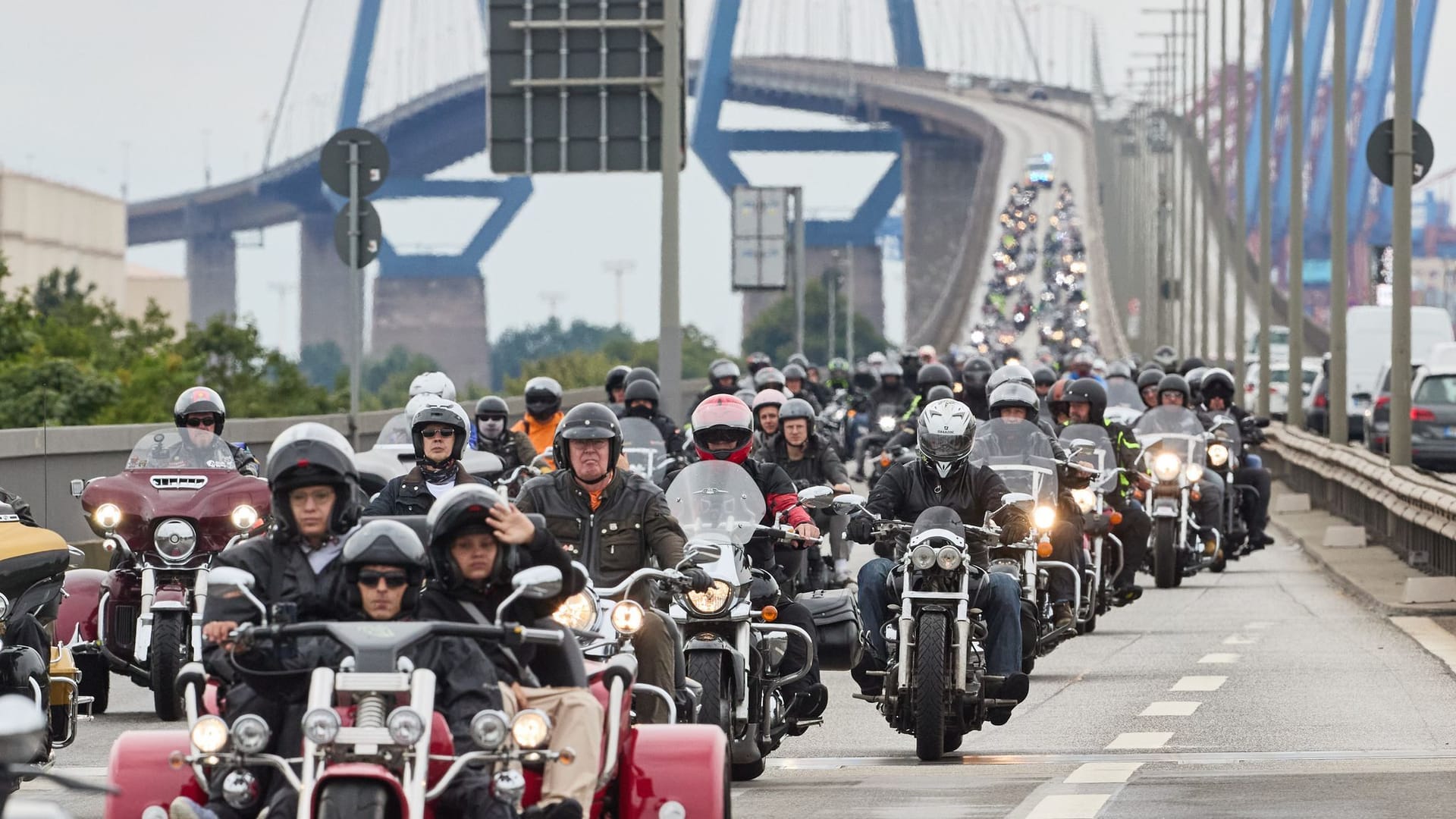 Teilnehmer der Hamburg Harley Days Parade fuhren am Sonntag auch über die Köhlbrandbrücke.