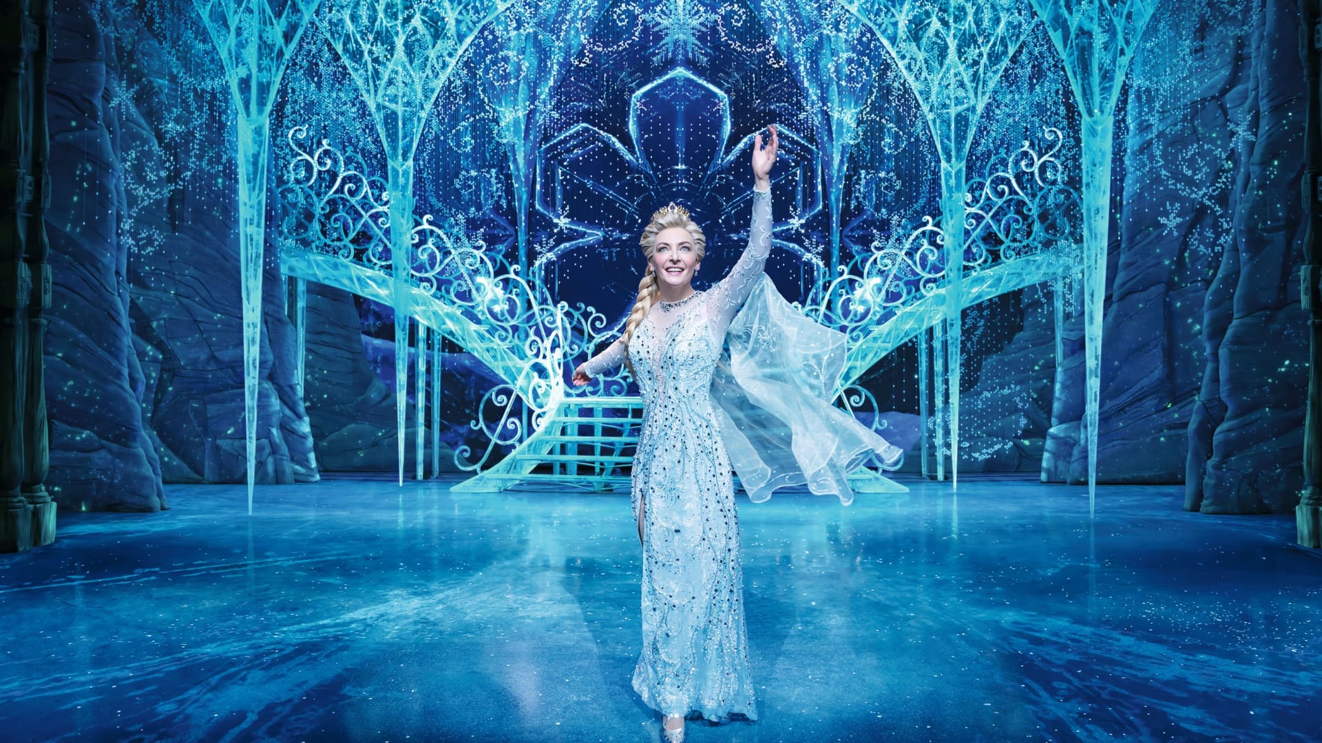 Wiljemin Verkaik steht als Elsa von "Die Eiskönigin" auf der Bühne (Archivbild): sie hat die Rolle nicht nur auf der Musicalbühne gespielt, sondern war auch die deutsche Singstimme des Films.