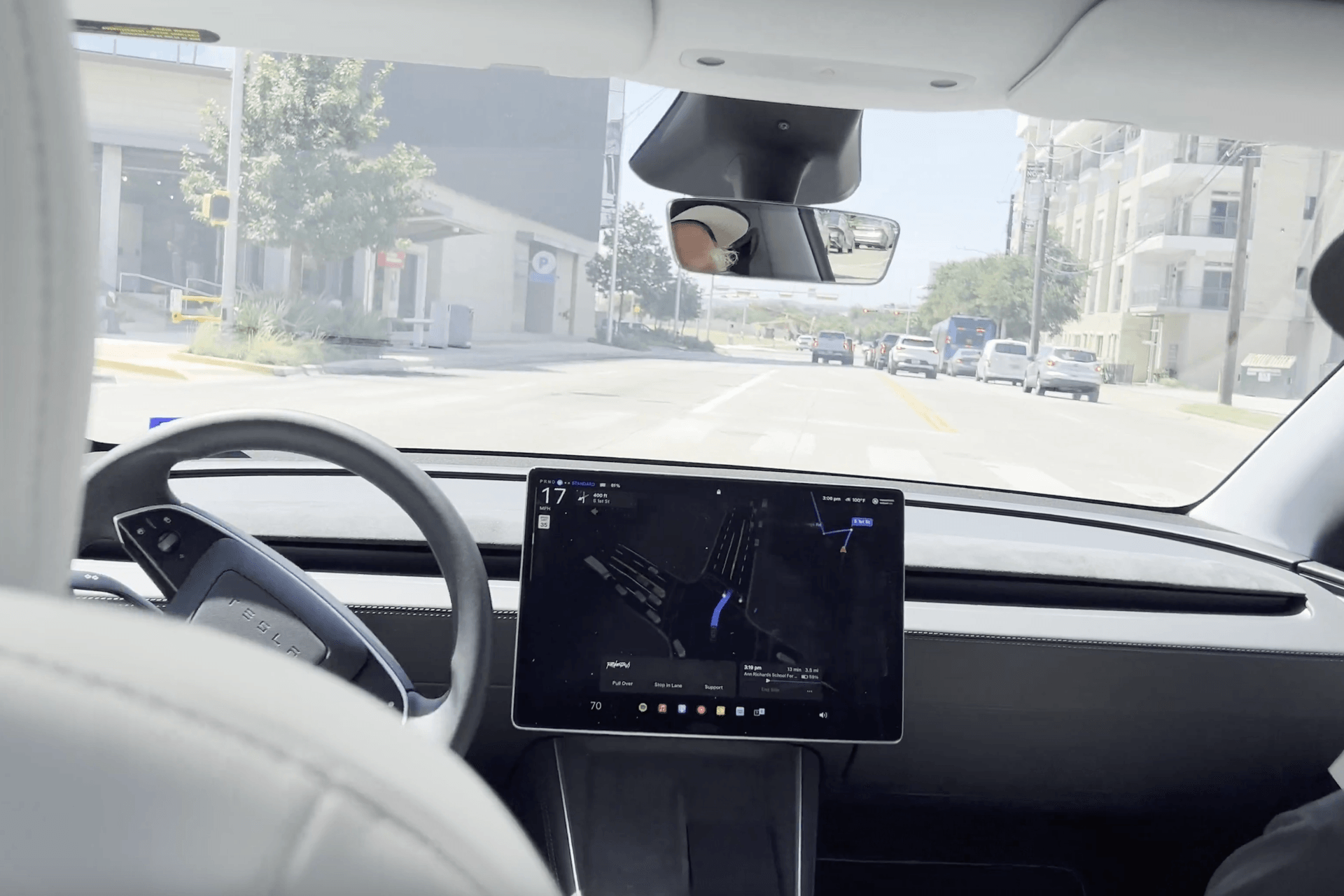 Ein Tesla-Robotaxi gerät ins Schlackern. Ein Tesla-Robotaxi gerät ins Schlackern.
