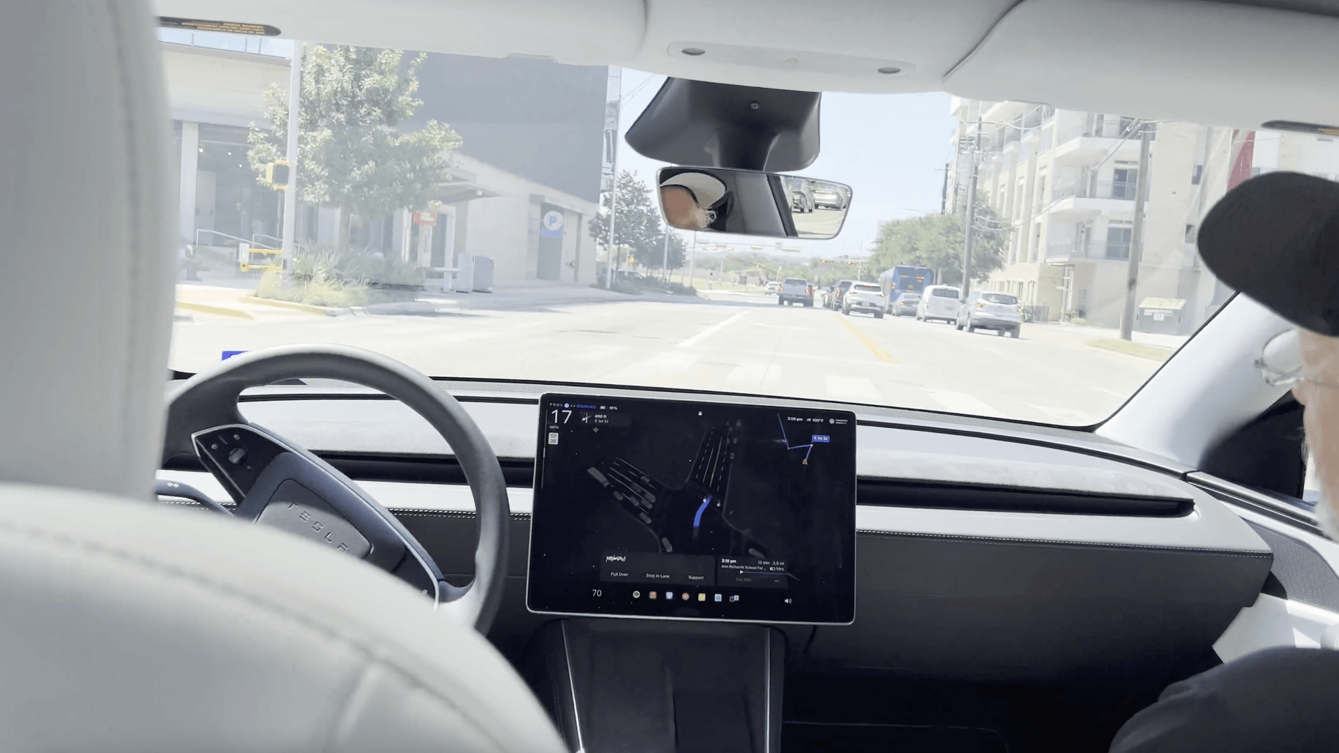 Ein Tesla-Robotaxi gerät ins Schlackern.