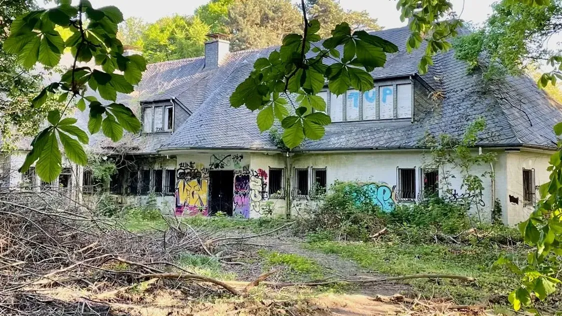 Blick über das Eingangstor auf die Villa Sohl: Sie steht im ländlichen Düsseldorfer Stadtteil Hubbelrath. Blick über das Eingangstor auf die Villa Sohl: Sie steht im ländlichen Düsseldorfer Stadtteil Hubbelrath.