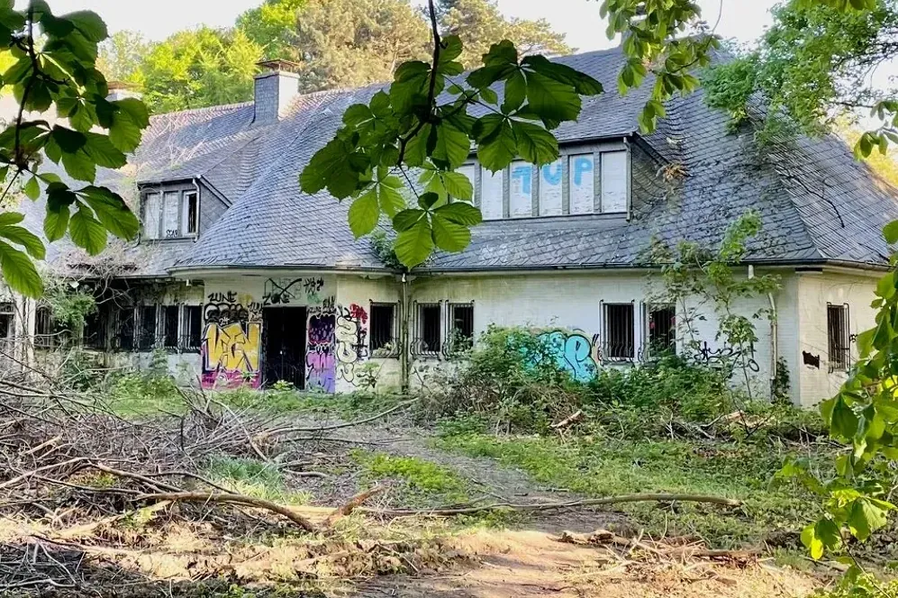 Blick über das Eingangstor auf die Villa Sohl: Sie steht im ländlichen Düsseldorfer Stadtteil Hubbelrath.