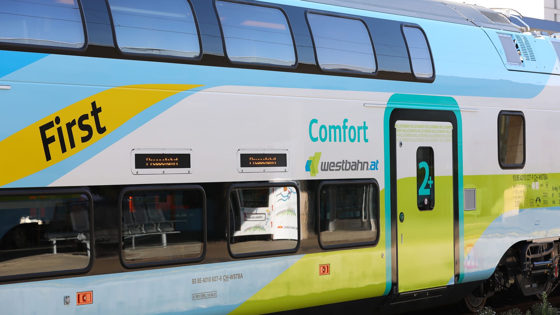Die blau-weiß-grünen Doppelstock-Züge "KISS 3" des Schweizer Herstellers Stadler bieten den Fahrgästen höchsten Komfort und beste Qualität auf ihrer Reise. Unter anderem punkten sie mit ihrer Niederflurbauweise und den stufenlosen und extrabreiten Einstiegen.