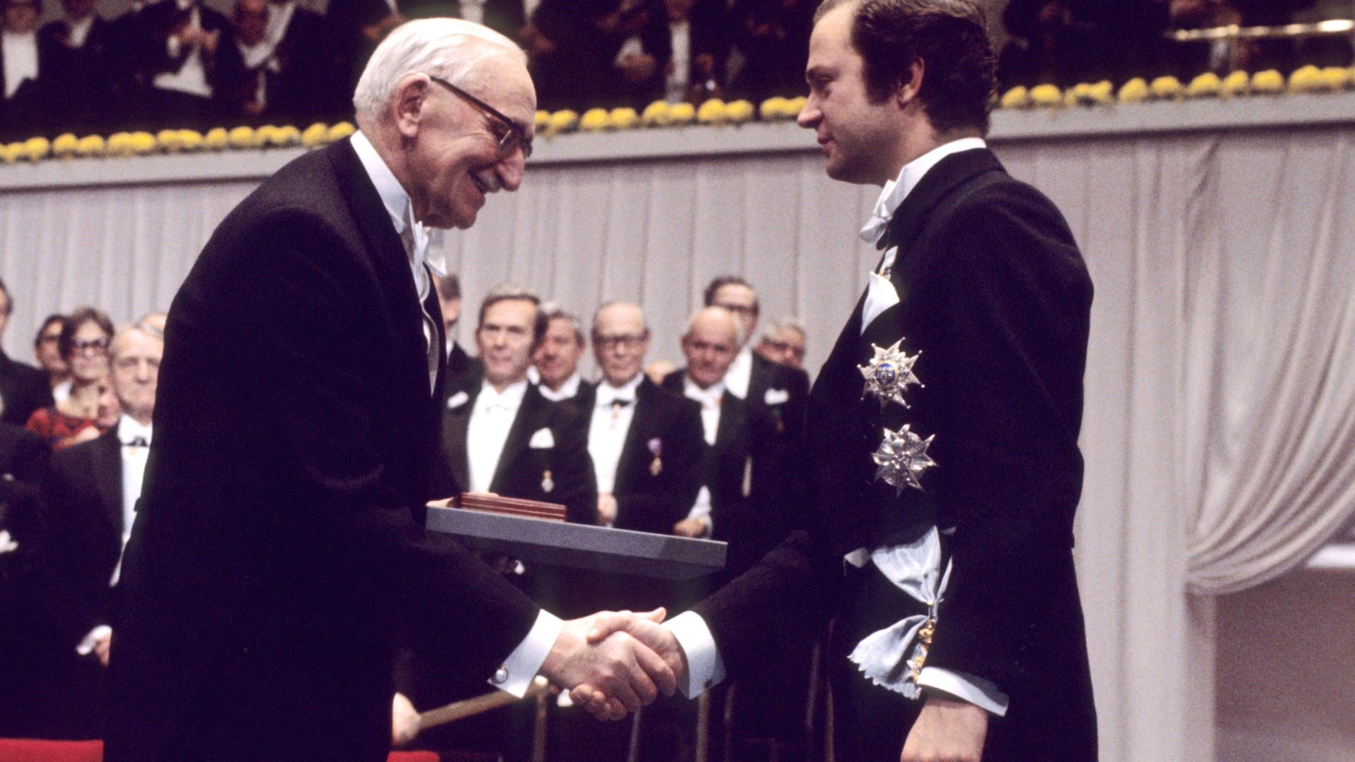 Friedrich Augustvon Hayek (l.): 1974 erhielt der Ökonom den Nobelpreis für Wirtschaftswissenschaften.