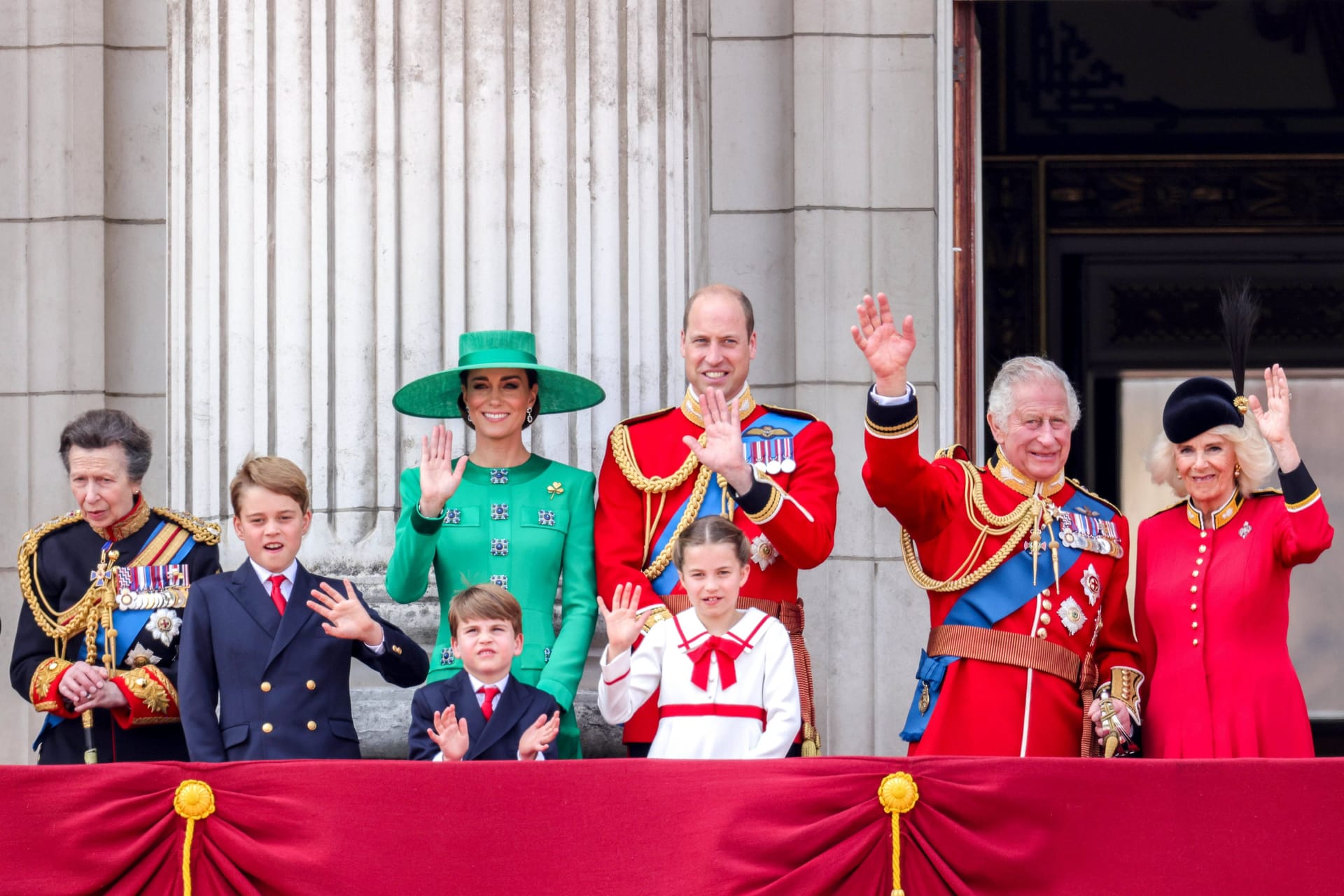 2023: Nach dem Tod der Queen im September 2022 stand Charles erstmals als König auf dem Balkon.