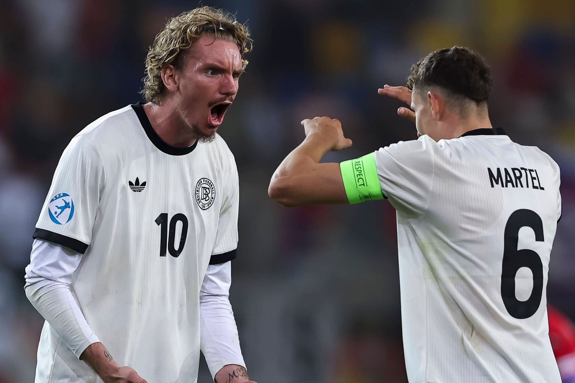 Bei dieser EM bisher in Topform: Nick Woltemade, hier beim Abklatschen mit Teamkollege Martel.