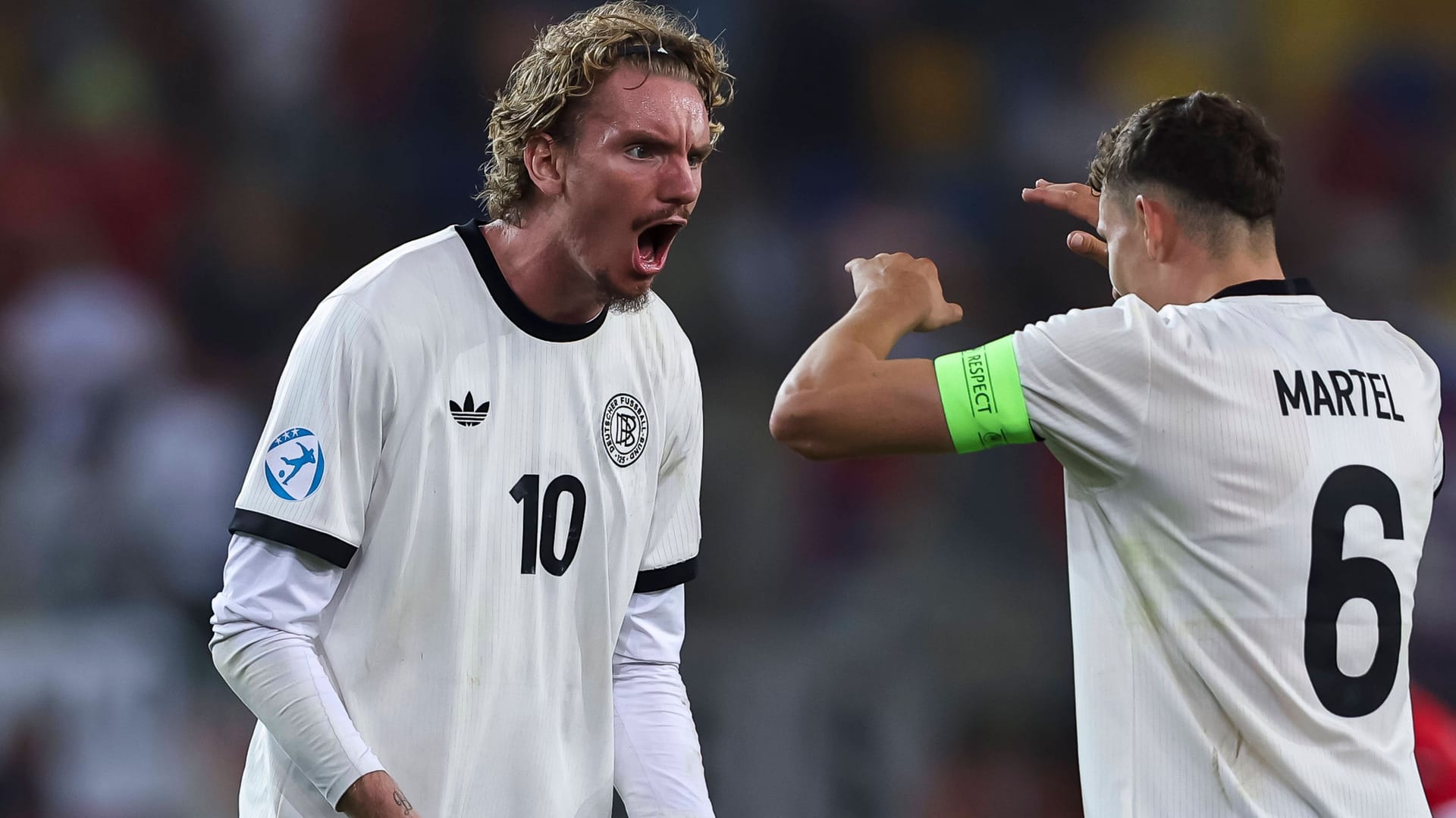 Bei dieser EM bisher in Topform: Nick Woltemade, hier beim Abklatschen mit Teamkollege Martel.