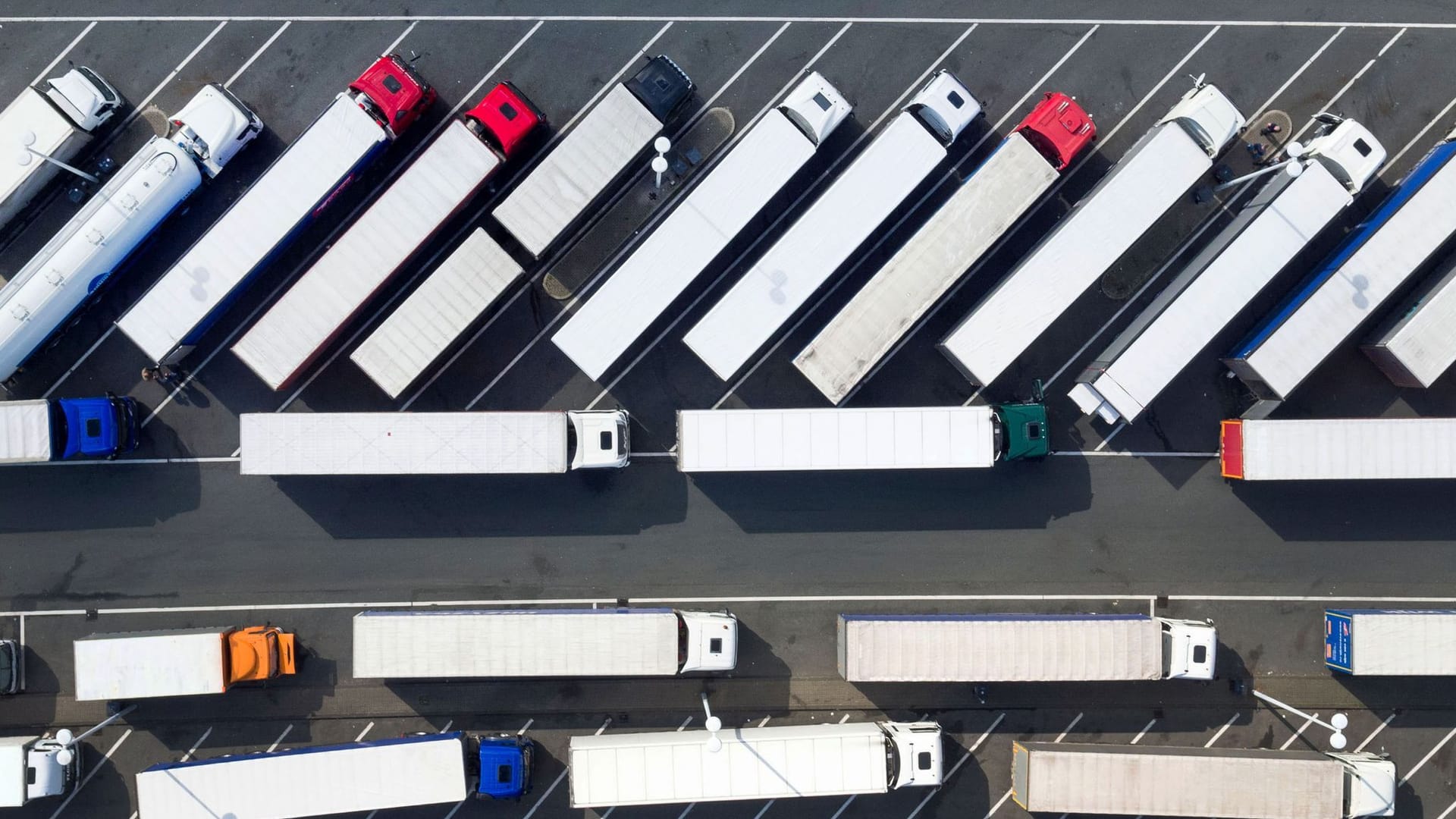 Lkw-Parkplätze an Autobahnen Lkw-Parkplätze an Autobahnen