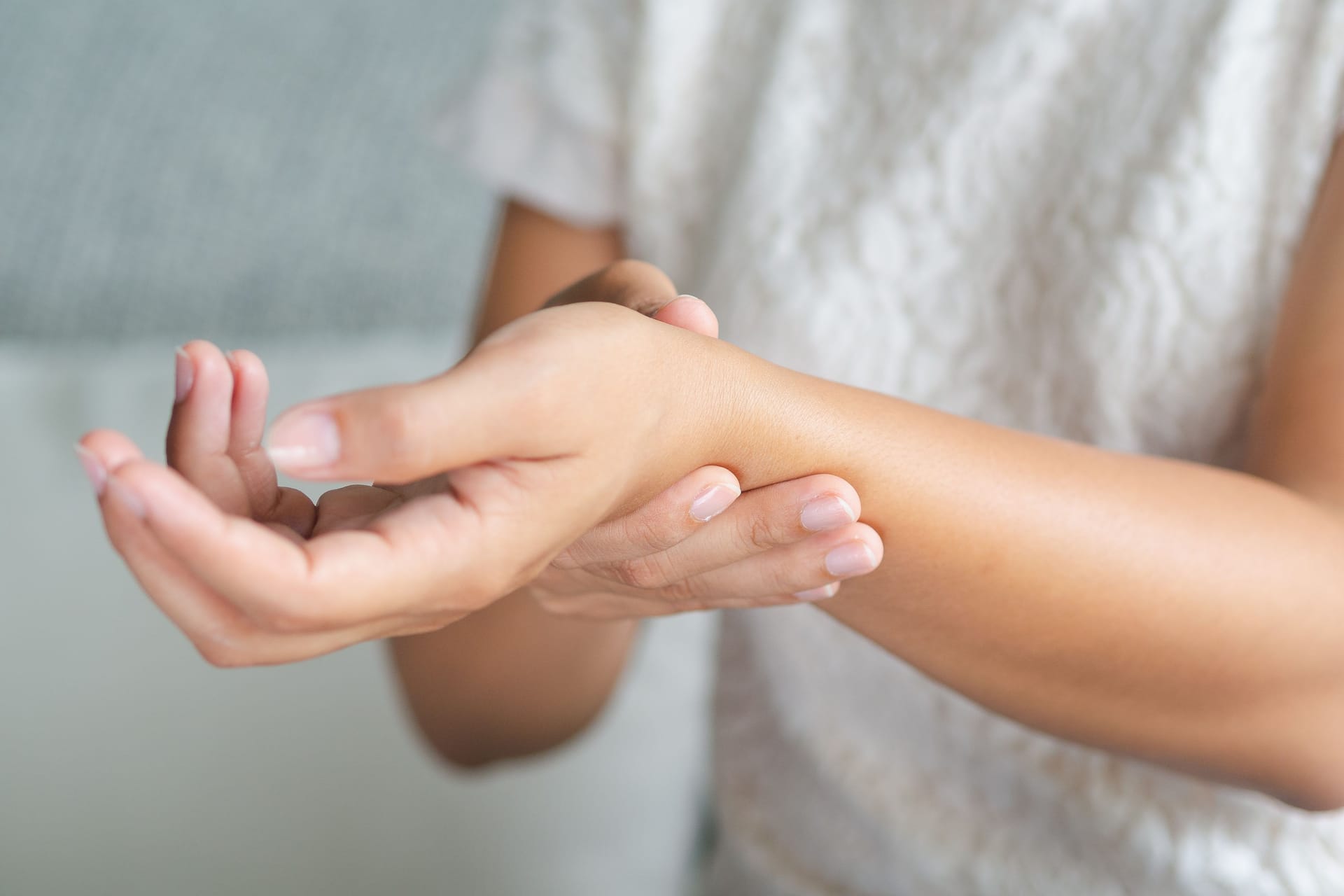 Eine Frau hält sich das Handgelenk