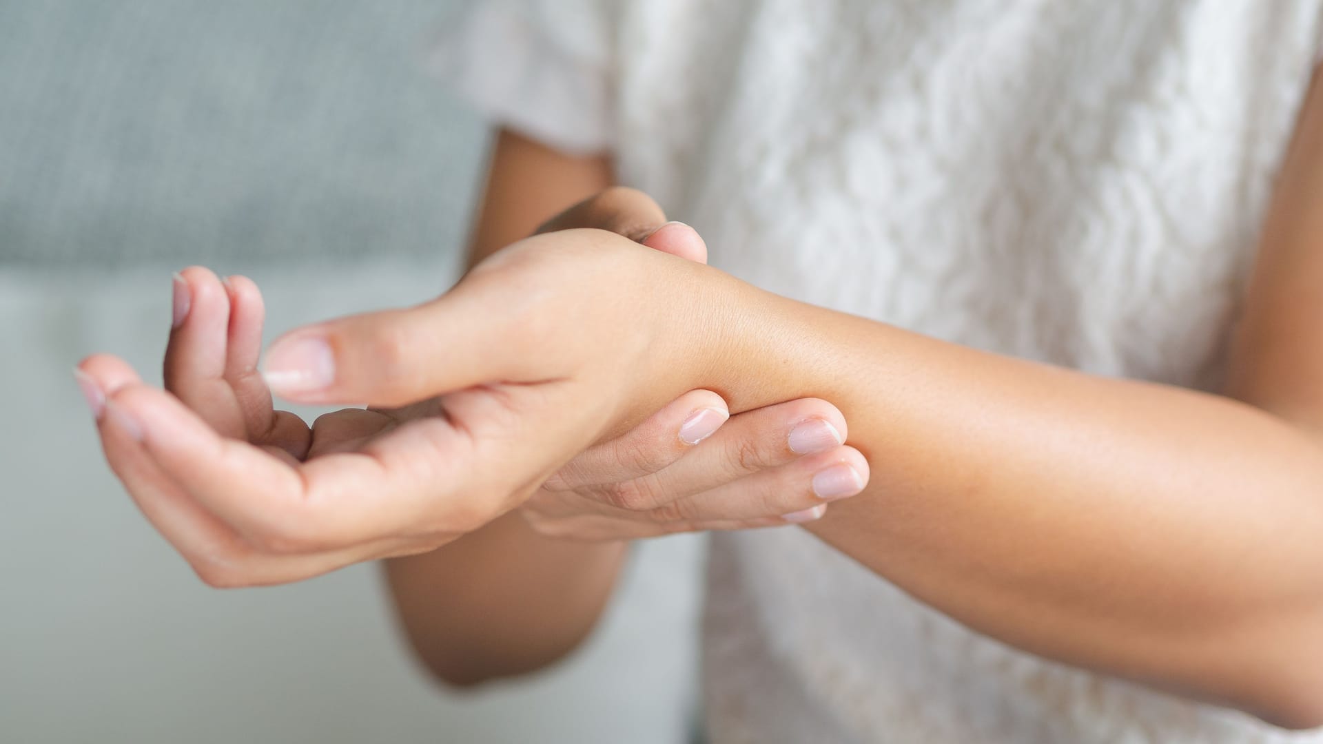 Eine Frau hält sich das Handgelenk Eine Frau hält sich das Handgelenk
