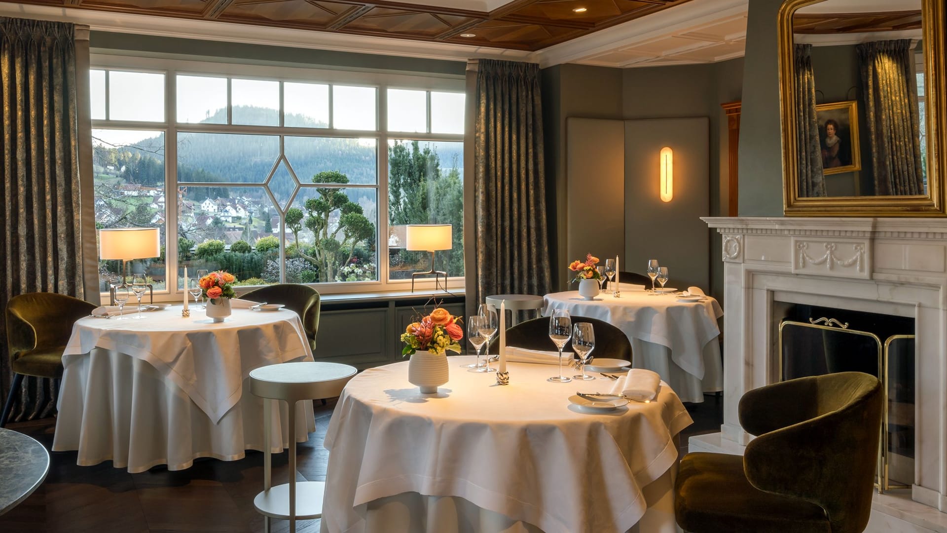 Restaurant "Bareiss": Gourmet-Restaurant mit drei Michelin-Sternen in Baiersbronn. Restaurant "Bareiss": Gourmet-Restaurant mit drei Michelin-Sternen in Baiersbronn.