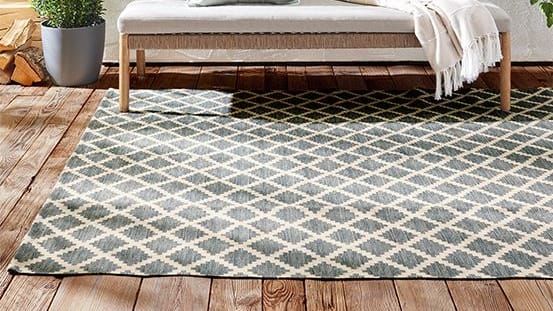 Zwei Designs, ein Teppich: Einfach wenden und die Terrasse bekommt einen neuen Look.