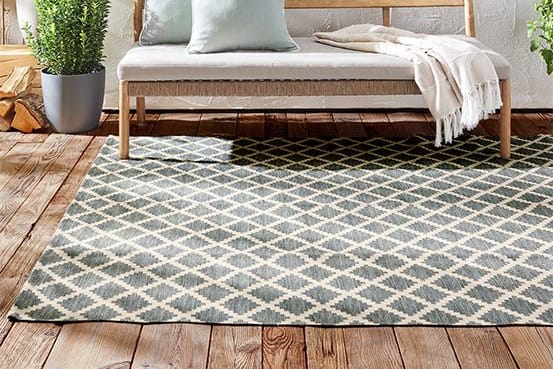 Zwei Designs, ein Teppich: Einfach wenden und die Terrasse bekommt einen neuen Look.