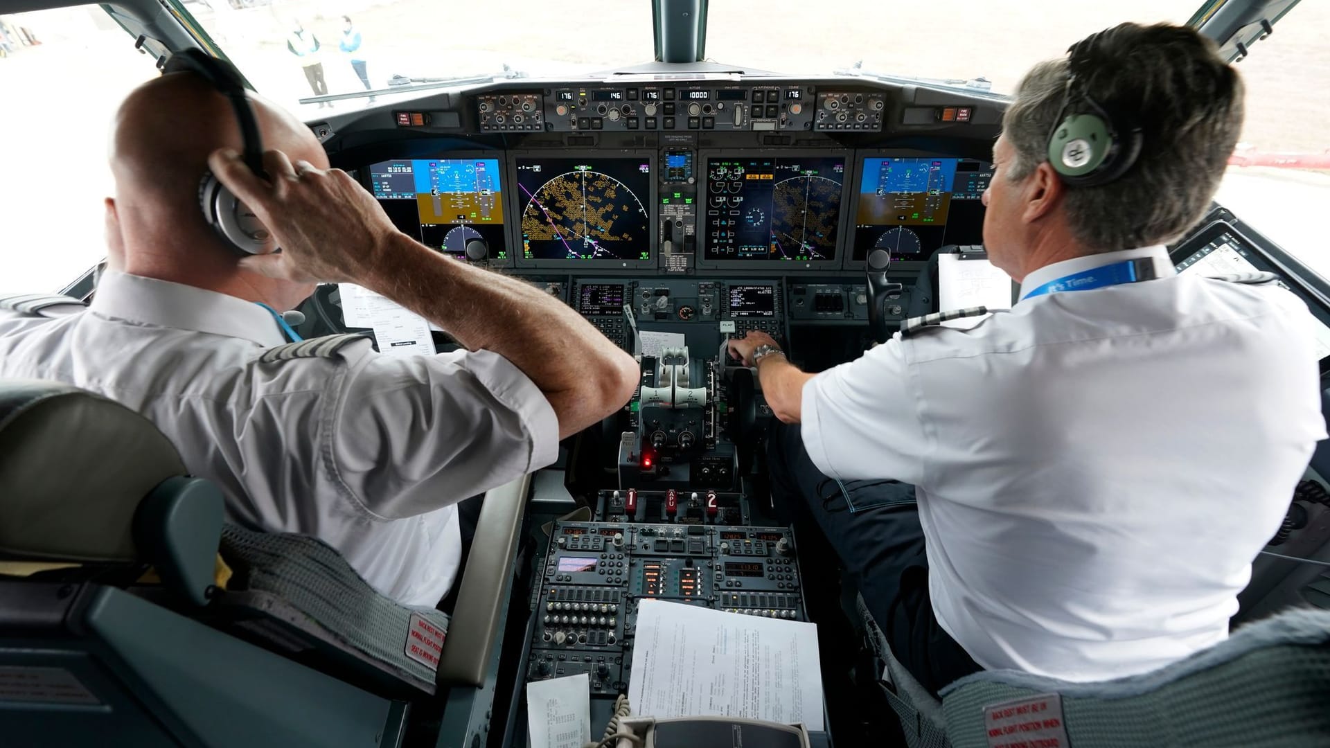 Piloten im Cockpit