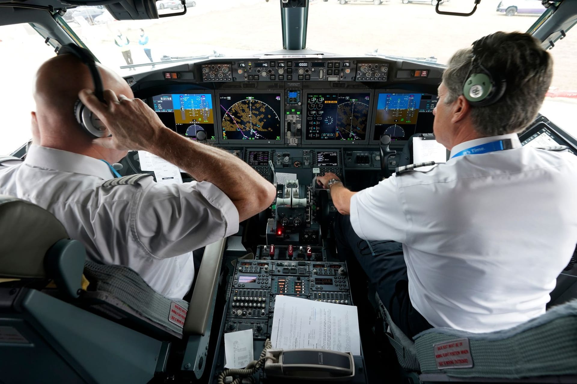 Piloten im Cockpit