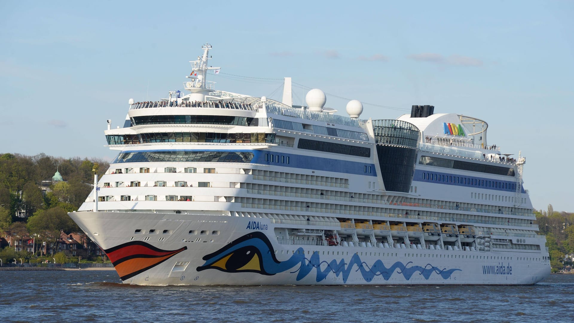 Aida Luna im Hamburger Hafen: Auf dem Weg nach Island leistete das Kreuzfahrtschiff Nothilfe vor Spitzbergen. Aida Luna im Hamburger Hafen: Auf dem Weg nach Island leistete das Kreuzfahrtschiff Nothilfe vor Spitzbergen.