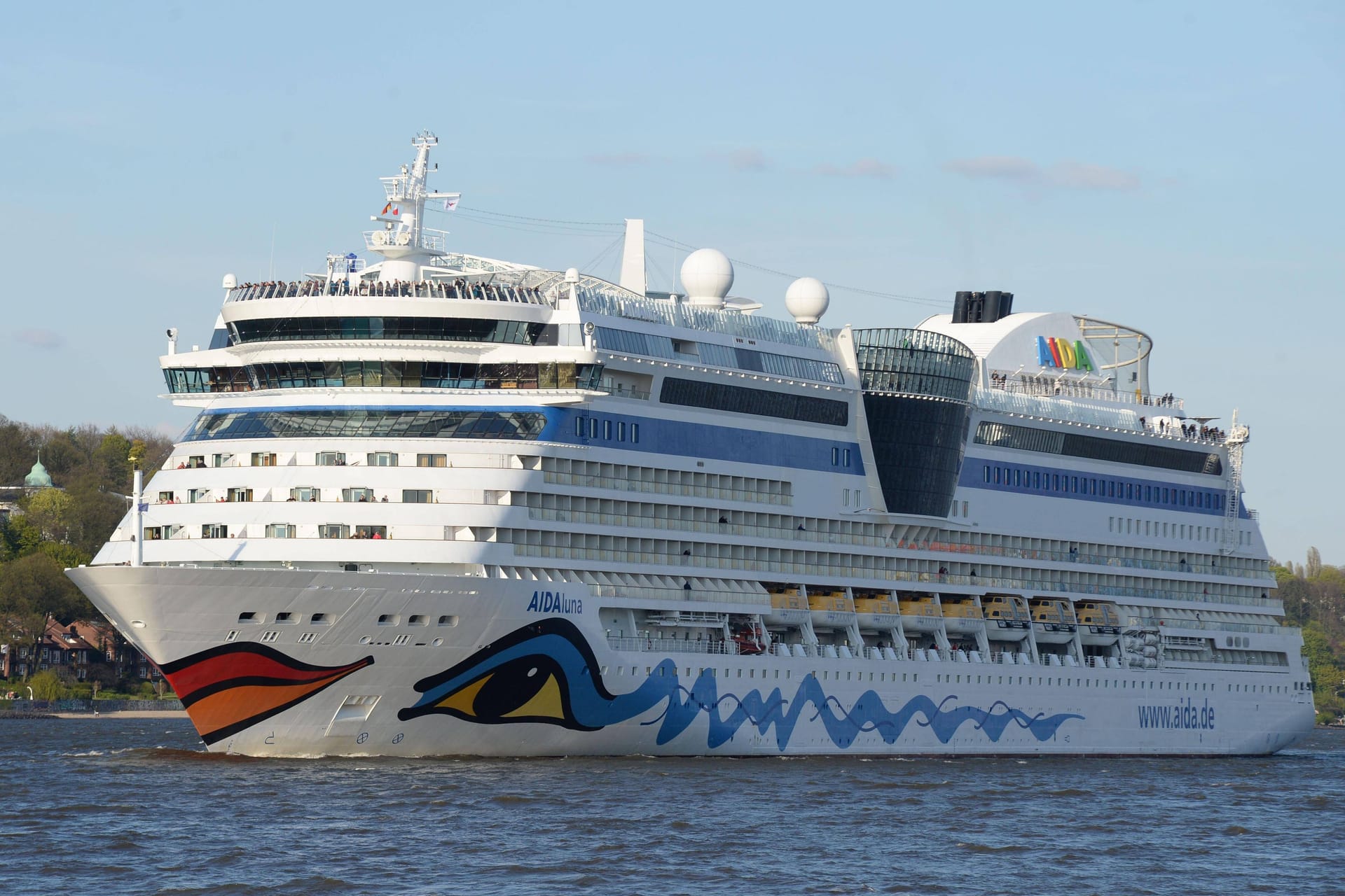 Aida Luna im Hamburger Hafen: Auf dem Weg nach Island leistete das Kreuzfahrtschiff Nothilfe vor Spitzbergen.