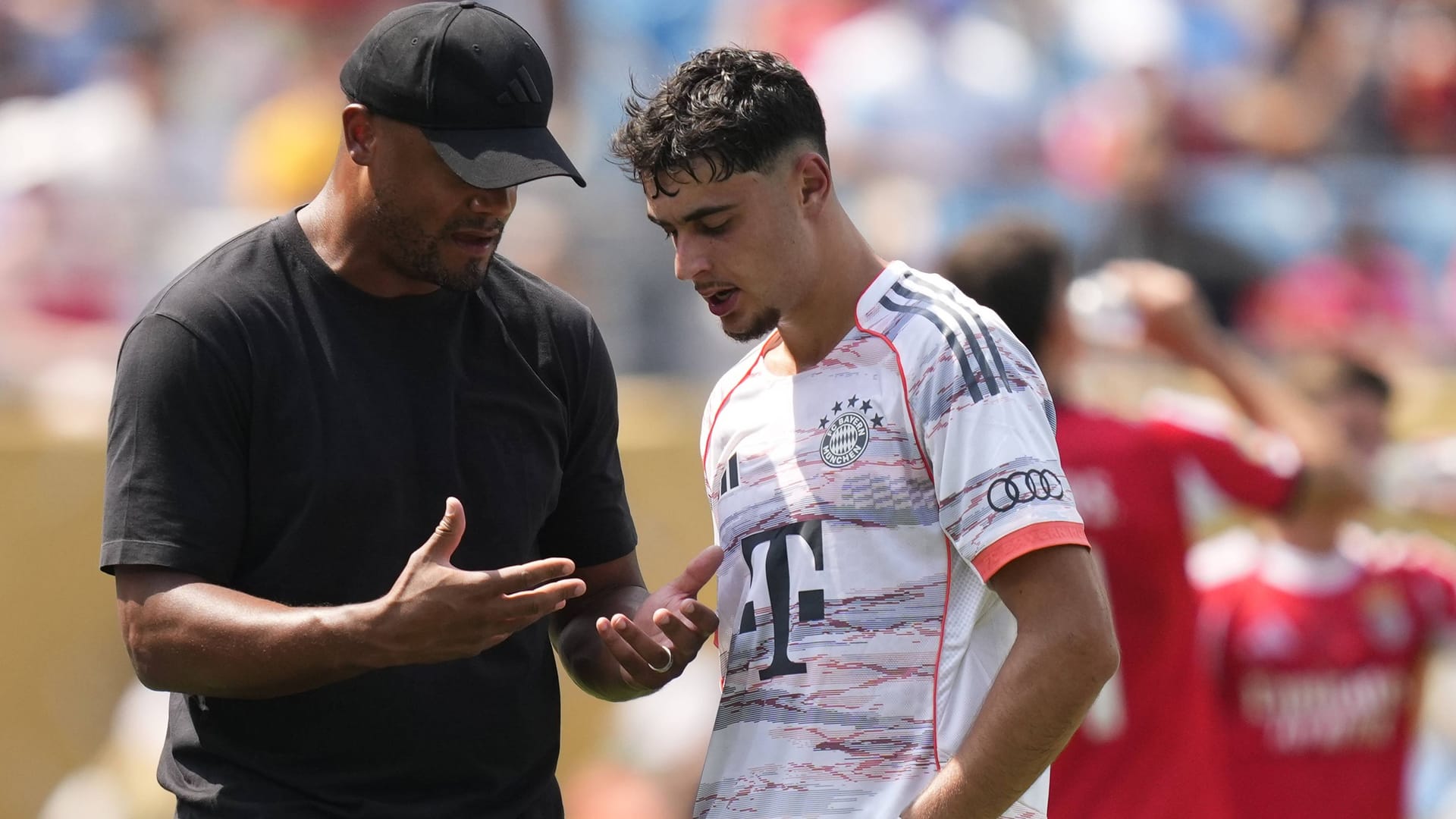 Vincent Kompany (l.) neben Aleksandar Pavlović: Die Münchner rotierten zuletzt kräftig durch.