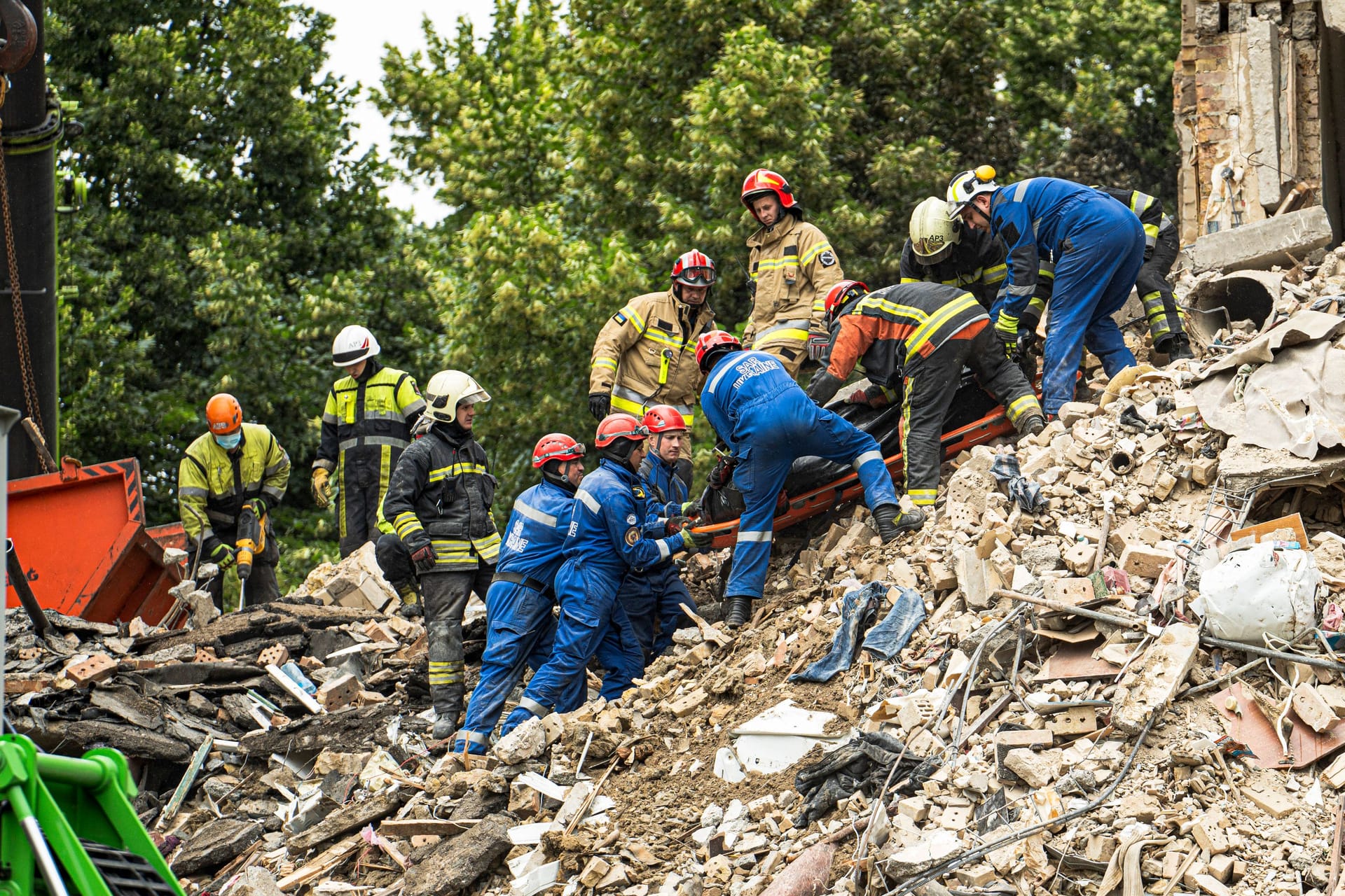 Ukrainische Helfer bergen eine Person aus einem zerstörten Haus in Kiew.