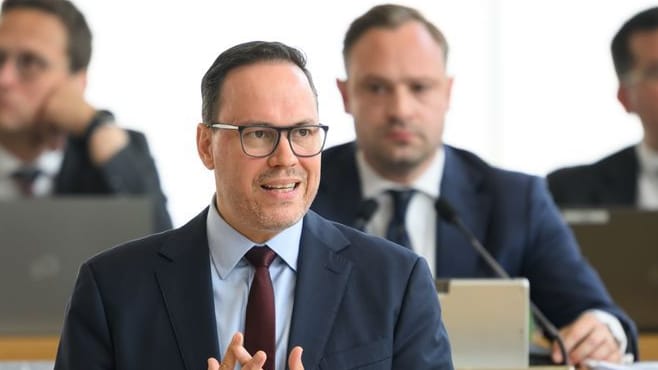 Dirk Panter (SPD), Wirtschaftsminister von Sachsen, hält während der Sitzung des Sächsischen Landtages eine Fachregierungserklärung. Dirk Panter (SPD), Wirtschaftsminister von Sachsen, hält während der Sitzung des Sächsischen Landtages eine Fachregierungserklärung.