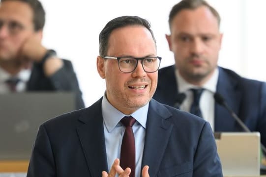 Dirk Panter (SPD), Wirtschaftsminister von Sachsen, hält während der Sitzung des Sächsischen Landtages eine Fachregierungserklärung. Dirk Panter (SPD), Wirtschaftsminister von Sachsen, hält während der Sitzung des Sächsischen Landtages eine Fachregierungserklärung.