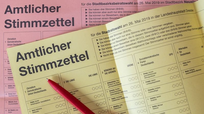 ILLUSTRATION - Ein Stift liegt auf eine Stimmzetteln für die Briefwahl zu den Kommunalwahlen in Sachsen. ILLUSTRATION - Ein Stift liegt auf eine Stimmzetteln für die Briefwahl zu den Kommunalwahlen in Sachsen.