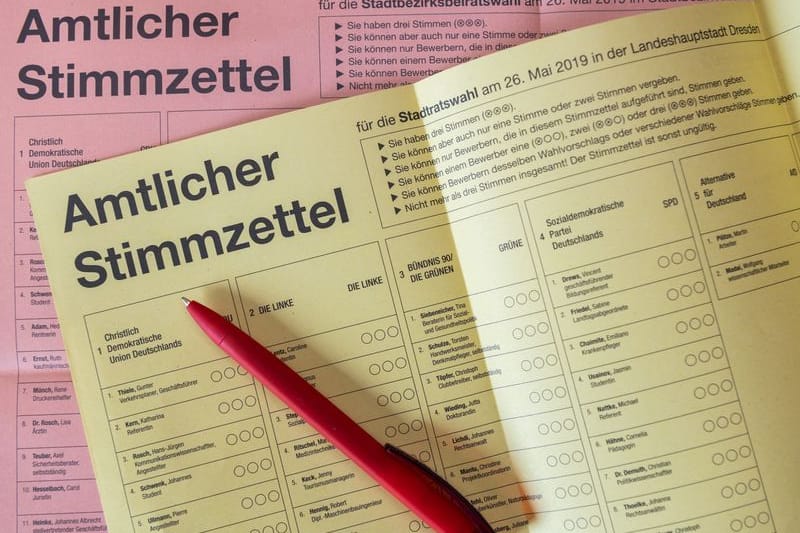 ILLUSTRATION - Ein Stift liegt auf eine Stimmzetteln für die Briefwahl zu den Kommunalwahlen in Sachsen.