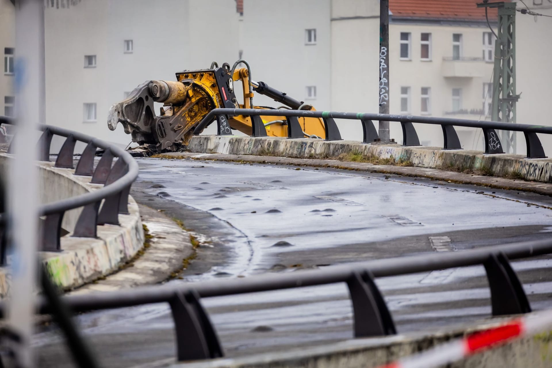 Abriss der Ringbahnbrücke in Berlin