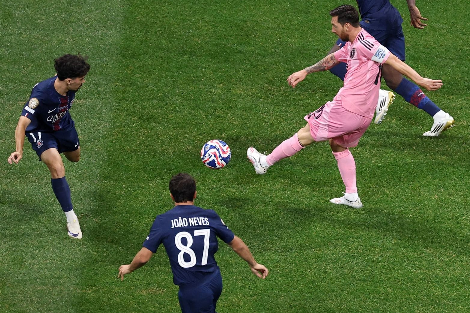 Lionel Messi umzingelt von mehreren PSG-Spielern.