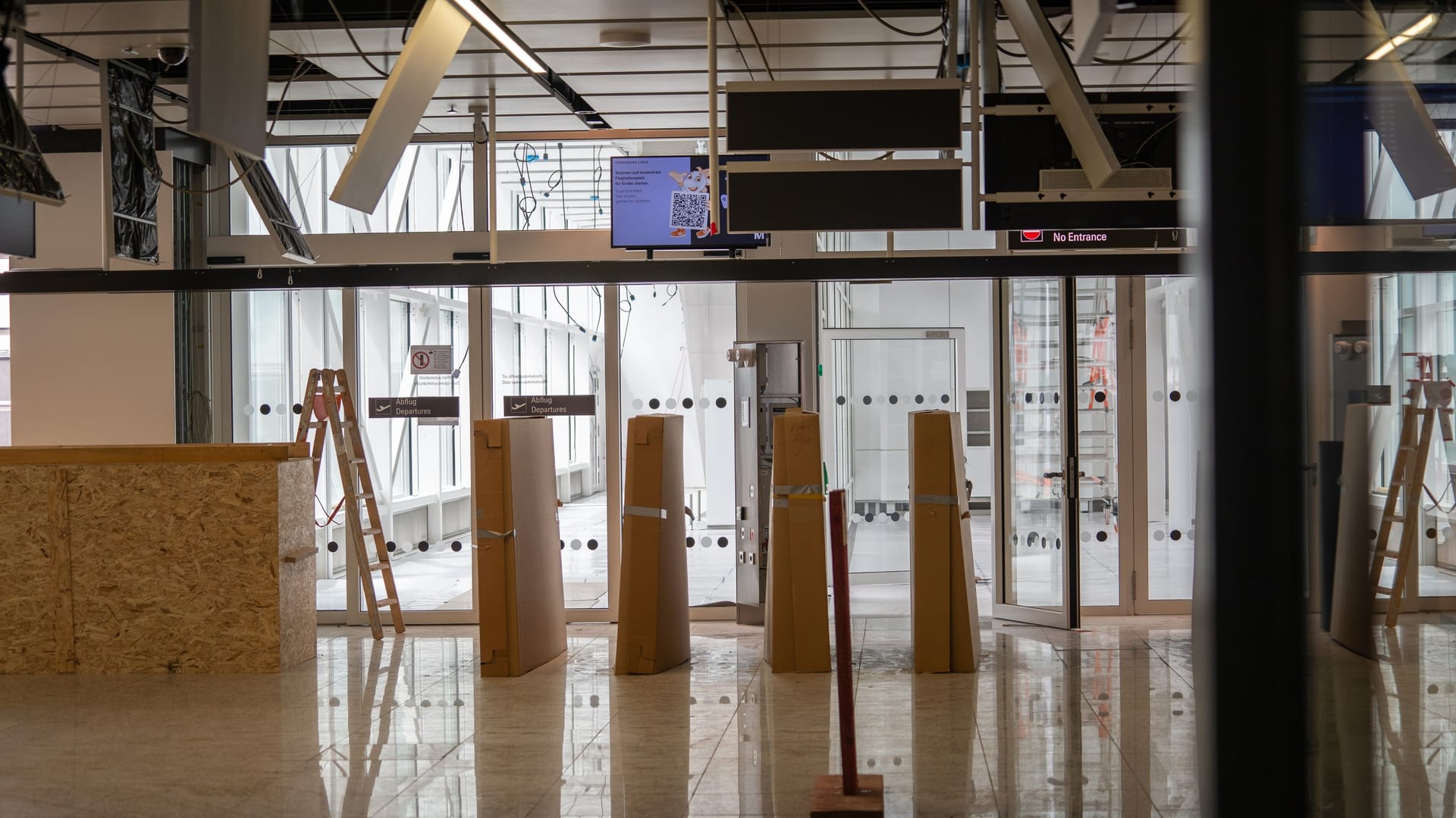 Anzeigetafeln über den Gates im neuen Flugsteig: Die Gates selbst sind so geplant, dass sie flexibel genutzt werden können – je nach Flugzeugtyp und Betriebsablauf.