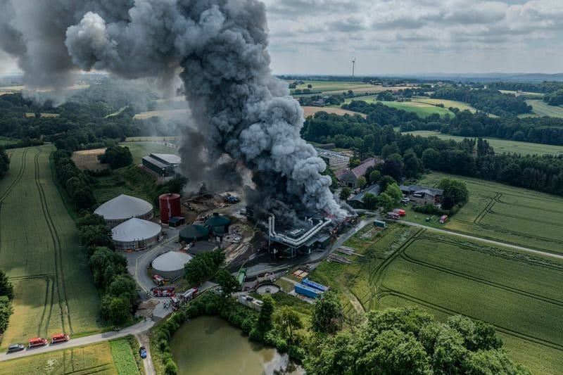 Dichter Rauch über Kartoffelfabrik: Einsatzkräfte verhindern Flammenübergriff auf Biogasanlage.